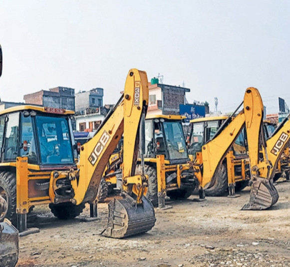 सडक निर्माणको जिम्मा लिएर अलपत्र पार्ने  ठेकेदारको स्काभेटर र ब्याक लोडर नियन्त्रणमा