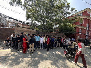 नेविसंघको नाराबाजी देउवा निवासमा
