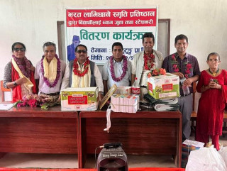 भरत लामिछाने स्मृति प्रतिष्ठान बाट स्कुल लाई सहयोग