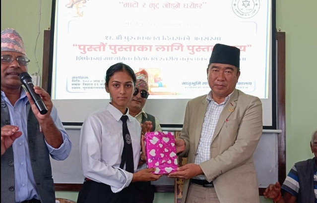 पुस्तकालय दिवसकाे अवसरमा वक्तृत्वकलामा पाण्डे प्रथम