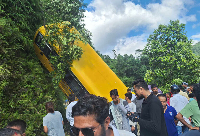 पोखरामा स्कुल बस दुर्घटनामा १ जनाको मृत्यु, २९ जना घाइते