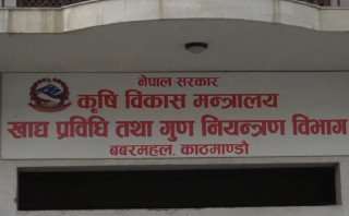 चन्द्रागिरी क्षेत्रमा प्रशोधित पिउने पानी र डेरी व्यवसायको निरीक्षणः नष्ट गरिए ९७ थान जार र १२ लिटर दूषित दूध