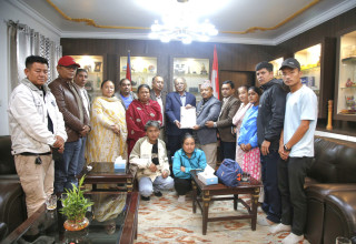 बाल खेलाडीहरु पुरिएको घटना छानविनका लागि पहल गर्ने प्रचण्डको प्रतिबद्धता