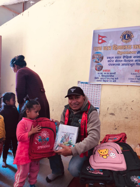 सिन्धुपाल्चोकमा पञ्च कन्या आधारभूत विद्यालयका बालबालिकालाई शैक्षिक सामग्री वितरण