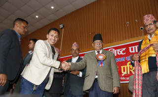 अध्यक्ष प्रचण्डद्वारा पार्टी प्रवेश गर्नेहरुलाई स्वागत