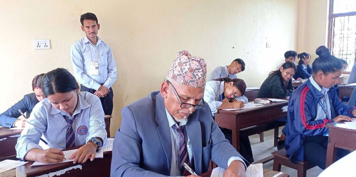 कक्षा १२ को परीक्षा दिँदै ६८ वर्षीय लालबहादुर
