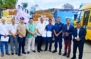 विपदमा चेम्बरको सहयोग : बाढी प्रभावितका लागि राहत सामग्री सरकारलाई हस्तान्तरण