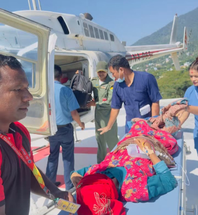 जटिल प्रसूति समस्यामा परेकी १७ वर्षीया महिलाको हवाई उद्धार